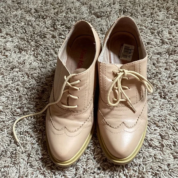 cute scalloped teacher shoes :)